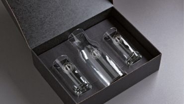 Our gift boxes with personalised glasses offer a real opportunity for creativity. Personalise them with your logo, typography or a unique motif. To take things even further, add your customer's name to take personalisation to the next level.